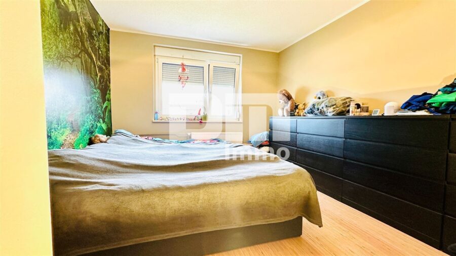 Schöne modernisierte 4 Zimmer Wohnung mit Balkon und Garage - Schlafzimmer